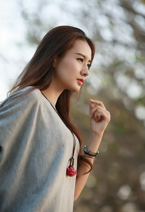 美女司仪：现场互动中的亮丽风景线，女司仪应该穿什么衣服