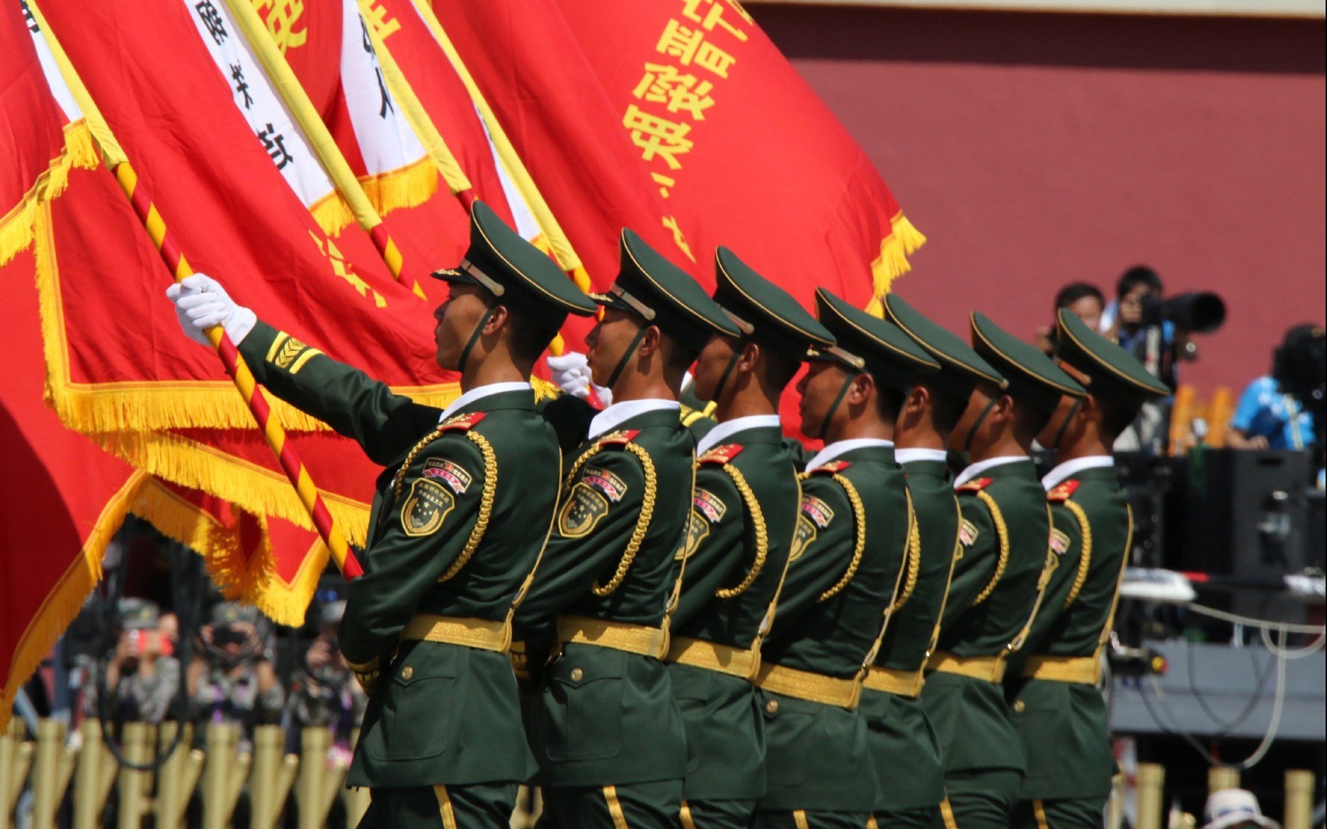 球队是否构建后场缓冲区域延缓高位压迫效果，后场球员什么意思